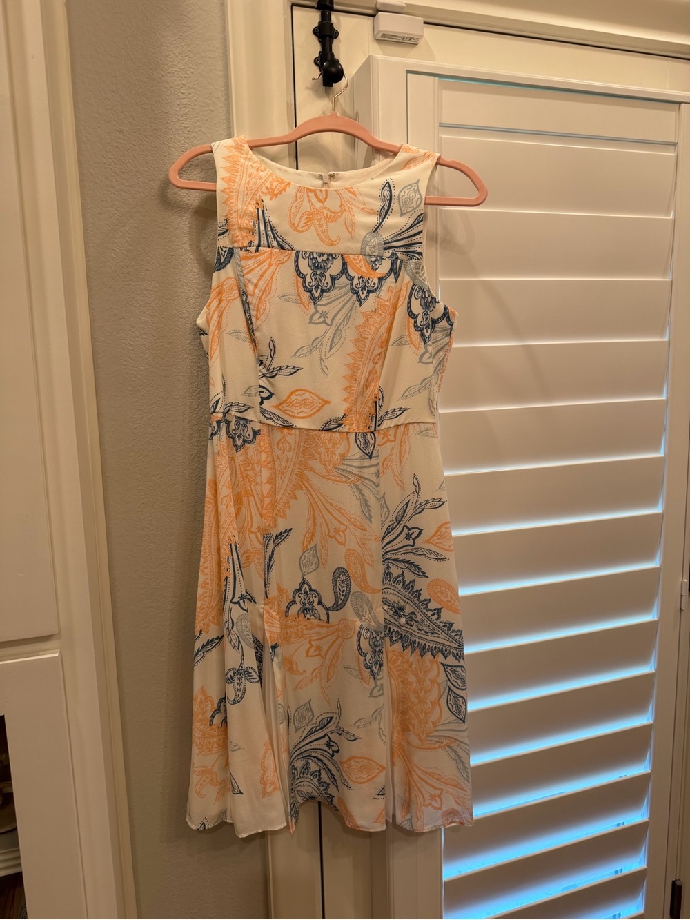 Shoshanna Silk midi Sleeveless Dress with Peach & Navy Paisley Print. Size 6.